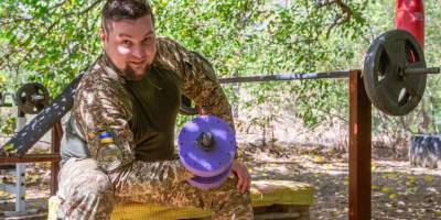 Щоб бути завжди у формі, гвардійці із Запоріжжя облаштовують спортмайданчики навіть на бойових позиціях