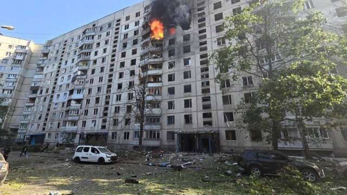 У Харкові внаслідок обстрілу багатоповерхівки — 35 поранених, рятувальна операція триває