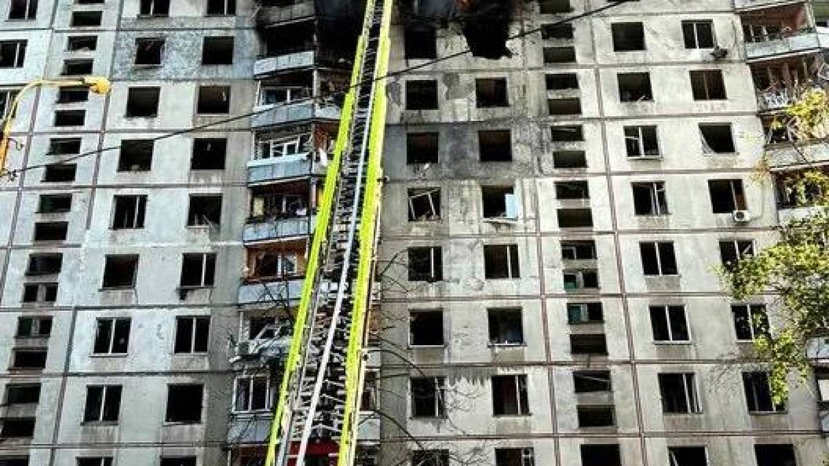 Російський удар по багатоповерхівці в Харкові: рятувальники деблокували тіло загиблої особи