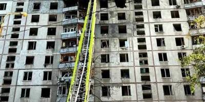 Російський удар по багатоповерхівці в Харкові: рятувальники деблокували тіло загиблої особи
