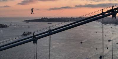 Вперше в історії. Естонський акробат перейшов по канату через Босфор