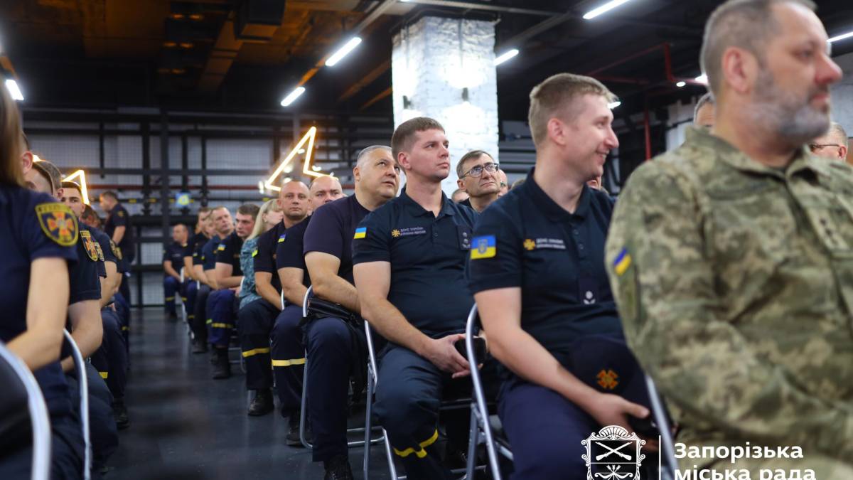 У Запоріжжі привітали рятувальників з професійним святом та відзначили їх героїзм  — фото