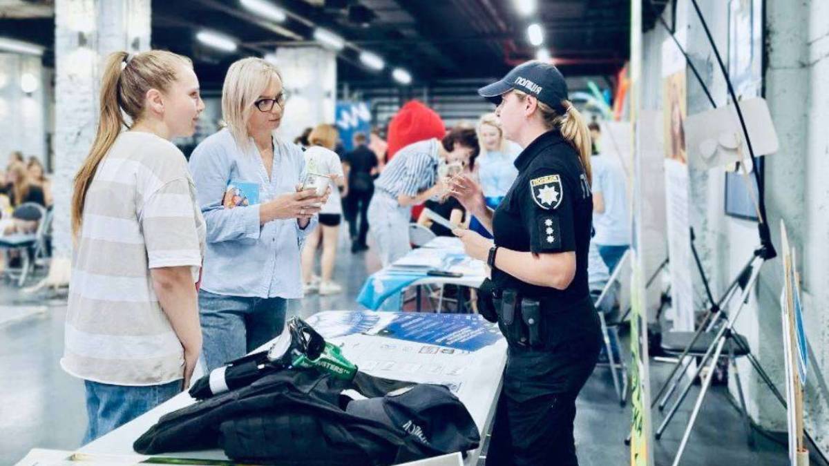 Мелітопольська дівчинка намалювала картину для воїнів на Запоріжжі