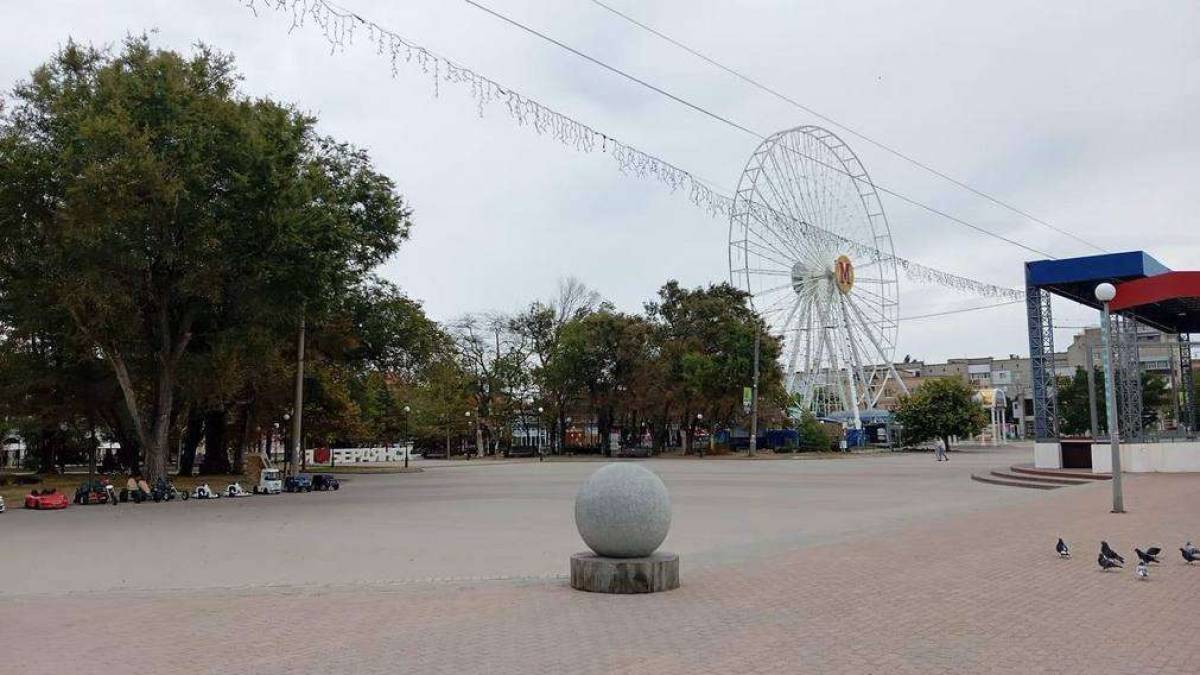Окупований Бердянськ у день міста: порожньо та сумно (фото)