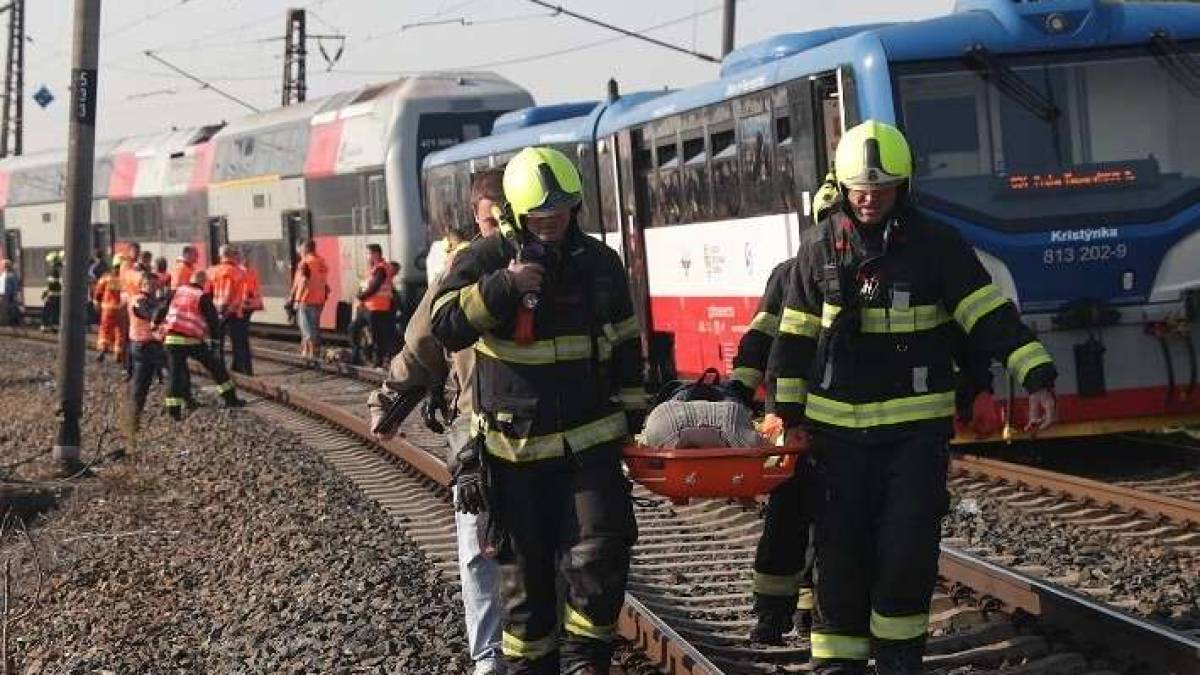 У Празі локомотив зіткнувся із потягом: десятки постраждалих