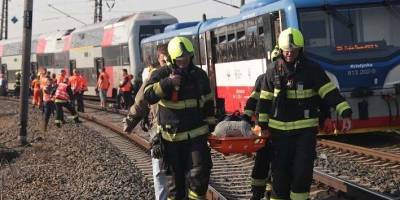 У Празі локомотив зіткнувся із потягом: десятки постраждалих