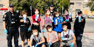 У  Запоріжжі на тротуарах з’явилися цікаві надписи