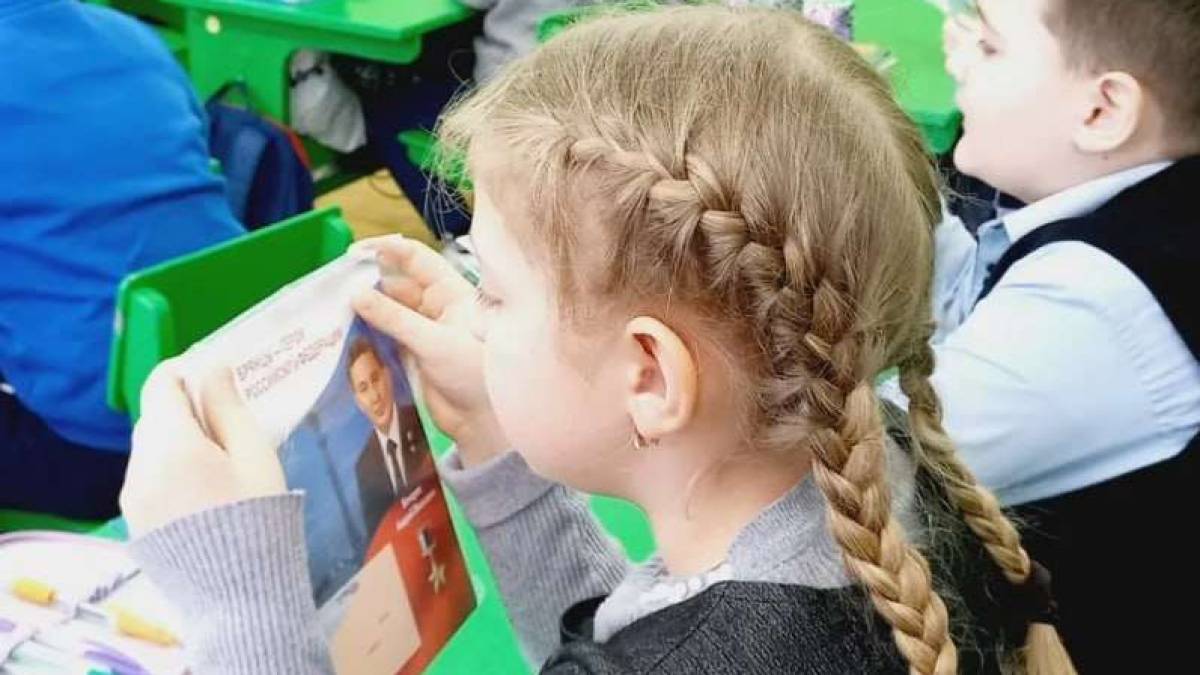 У Бердянську окупанти хочуть друкувати фото зрадників на шкільних зошитах