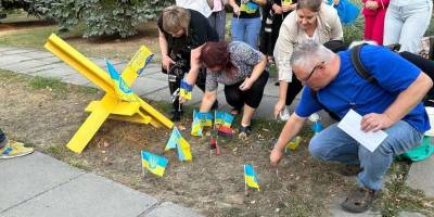 На підтримку тимчасово окупованого Бердянська у Кременчуці встановили прапорці