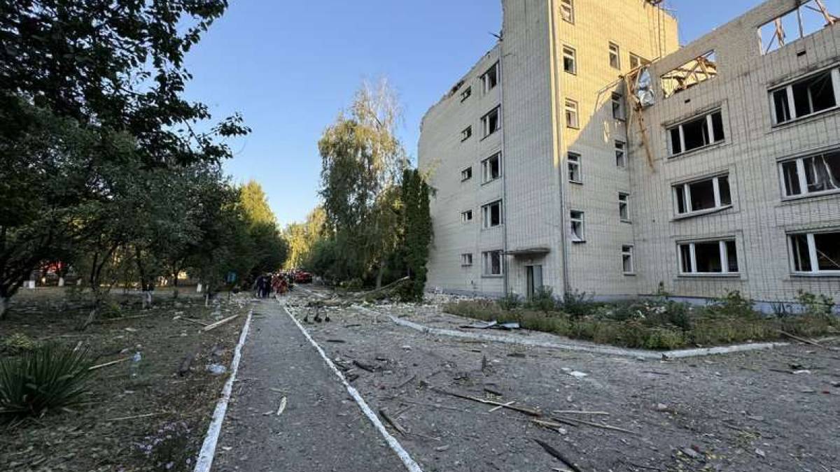 росіяни вдарили КАБом по будинку літніх людей у Сумах: є поранені і загиблий