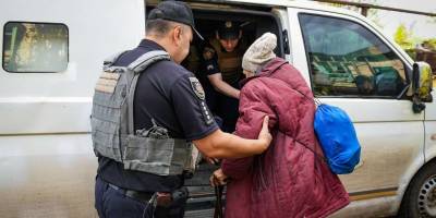 Поліцейські евакуювали з  прифронтового Оріхова самотню жінку