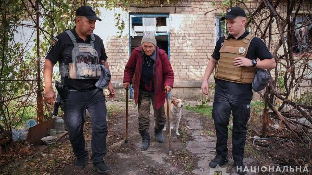 Поліцейські евакуювали з Оріхова самотню 72-річну пенсіонерку (ВІДЕО)