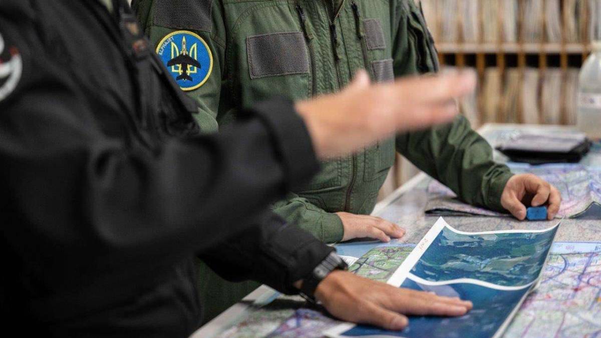 Перша група українських пілотів завершила навчання у Франції