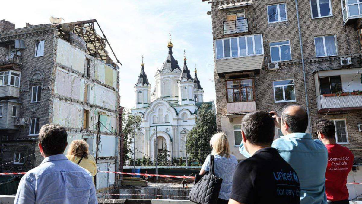У Запоріжжі представники іноземних посольств побували на місці влучання російської ракети в багатоповерхівку