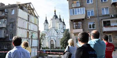 У Запоріжжі представники іноземних посольств побували на місці влучання російської ракети в багатоповерхівку