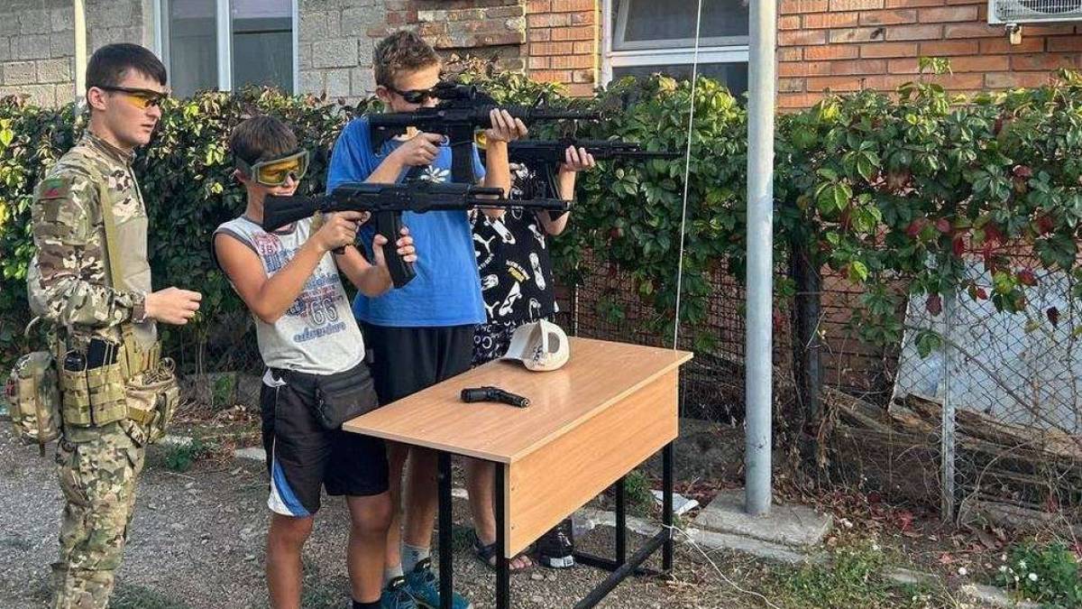 У Бердянську окупанти готують молодь до війни