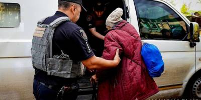 Запорізькі поліцейські евакуювали 72-річної пенсіонерку з Оріхова (фото)