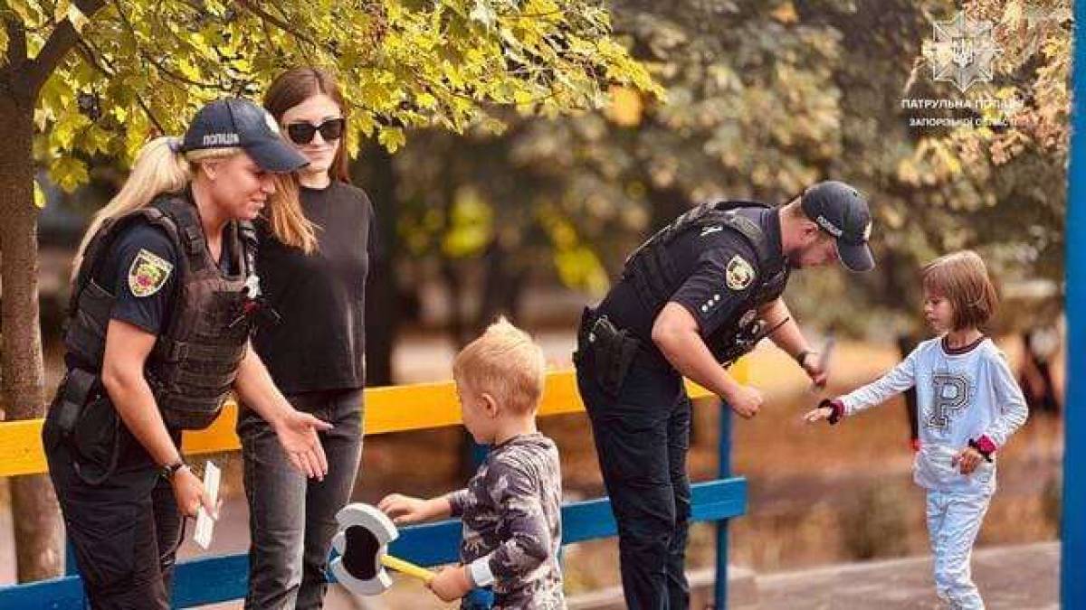 Патрульні Запоріжжя роздали дітям флікери
