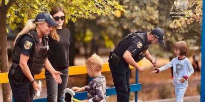 Патрульні Запоріжжя роздали дітям флікери
