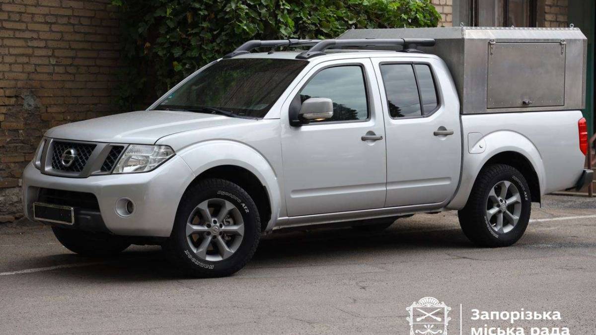 Працівники комунальних підприємств Запоріжжя придбали пікап для військових