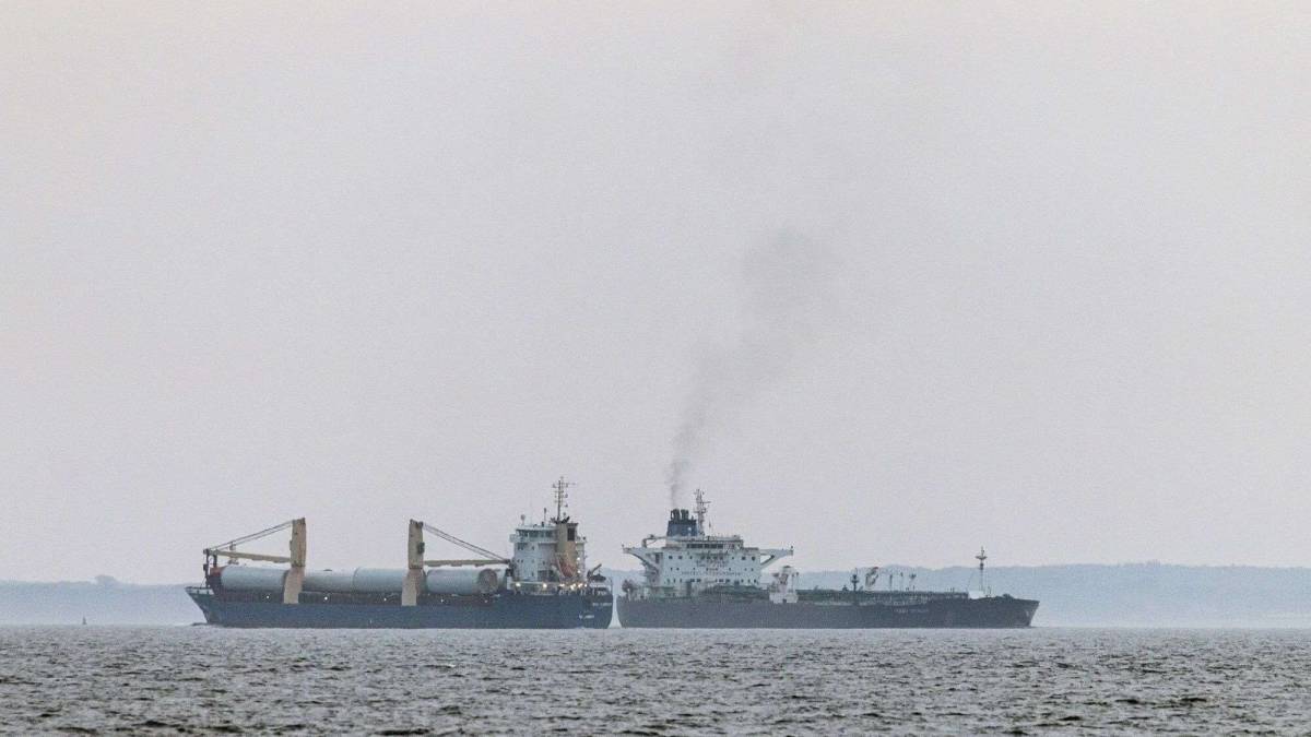 росія перевозить нафту через Балтику тіньовим флотом. І ради на те нема?