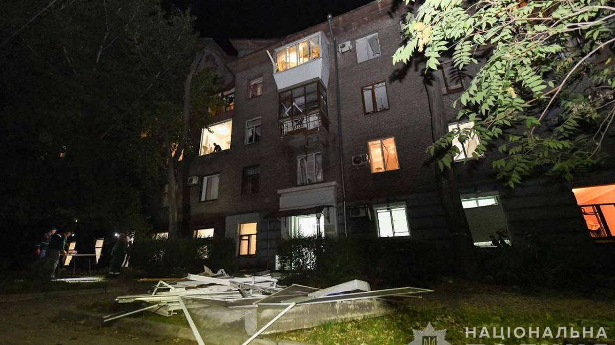 Внаслідок масованого обстрілу Запоріжжя постраждало 13 осіб — поліція продовжує роботу на місцях влучань (ВІДЕО)