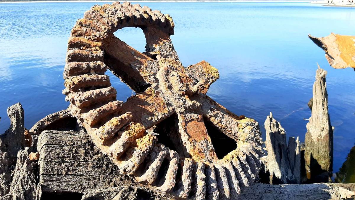 Те, що донедавна було під водою… – запоріжці знайшли залишки затонулої драги