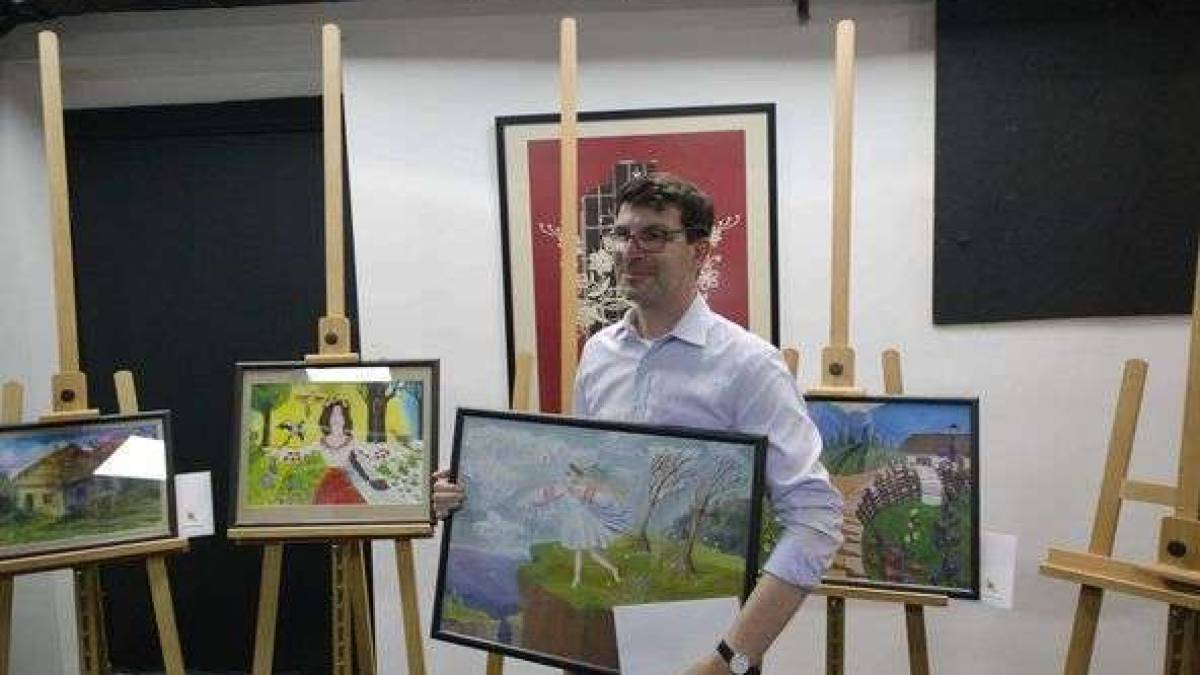 Гості з країн ЄС, які допомагають Запоріжжю, отримали у дарунок картини від учнів художньої школи
