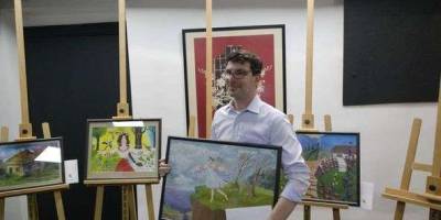 Гості з країн ЄС, які допомагають Запоріжжю, отримали у дарунок картини від учнів художньої школи