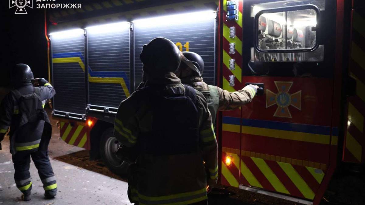 Авіаудари по Запоріжжю: 7 поранених, рятувальники ліквідовують наслідки — відео порятунку