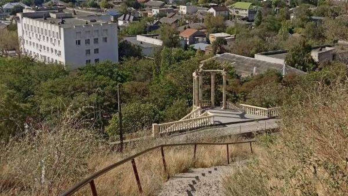 Оглядовий майданчик в окупованому Бердянську: у рашистів затягуються навіть мінімальні реконструкції в місті