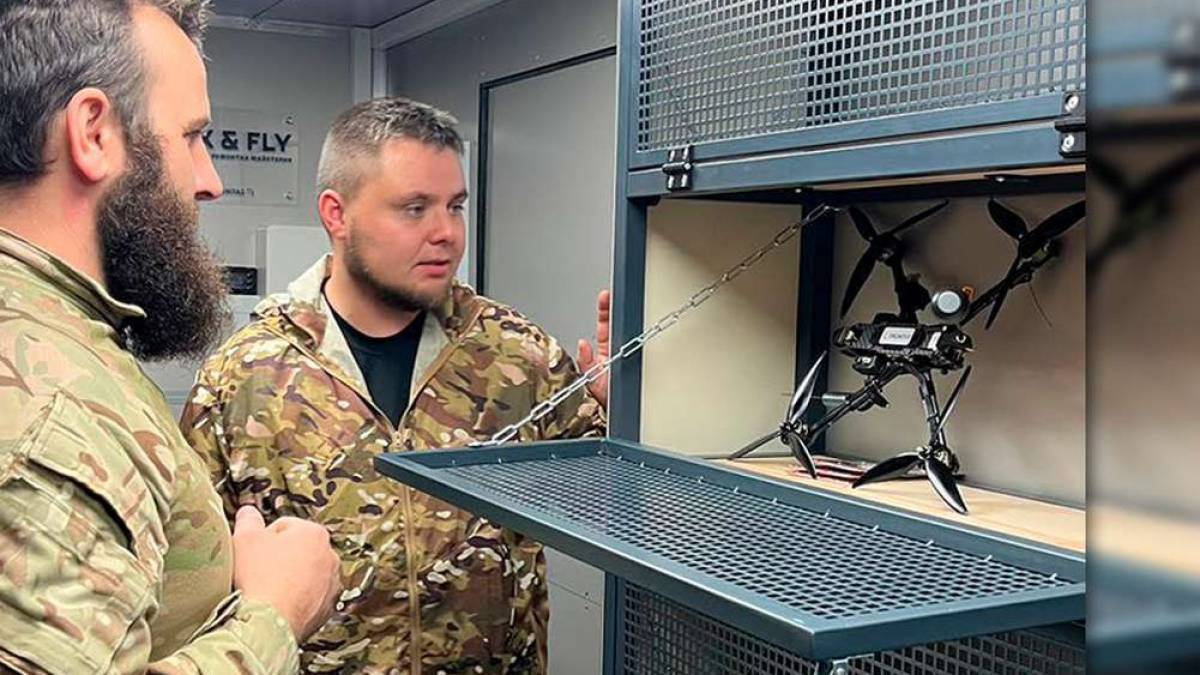 Запорізьким гвардійцям передали на фронт мобільну майстерню з ремонту дронів