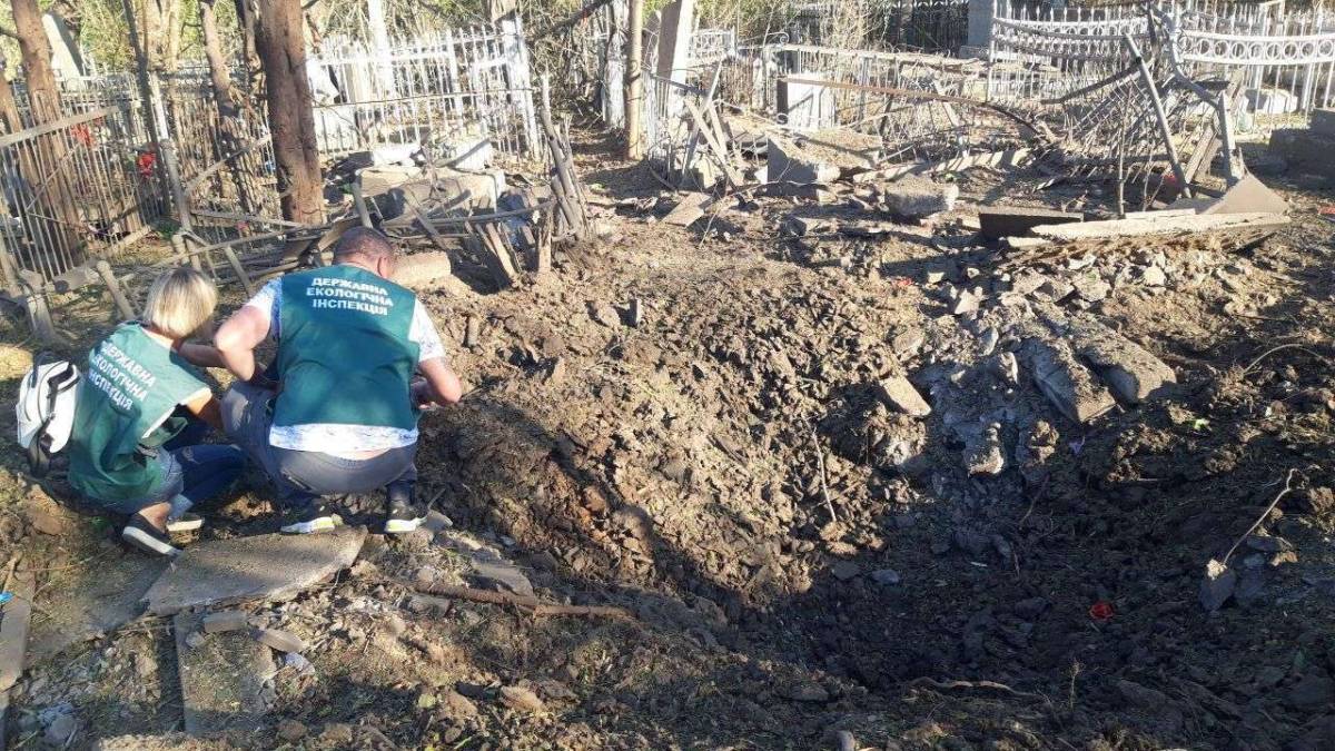 російські снаряди влучили в Запорізьке міське кладовище