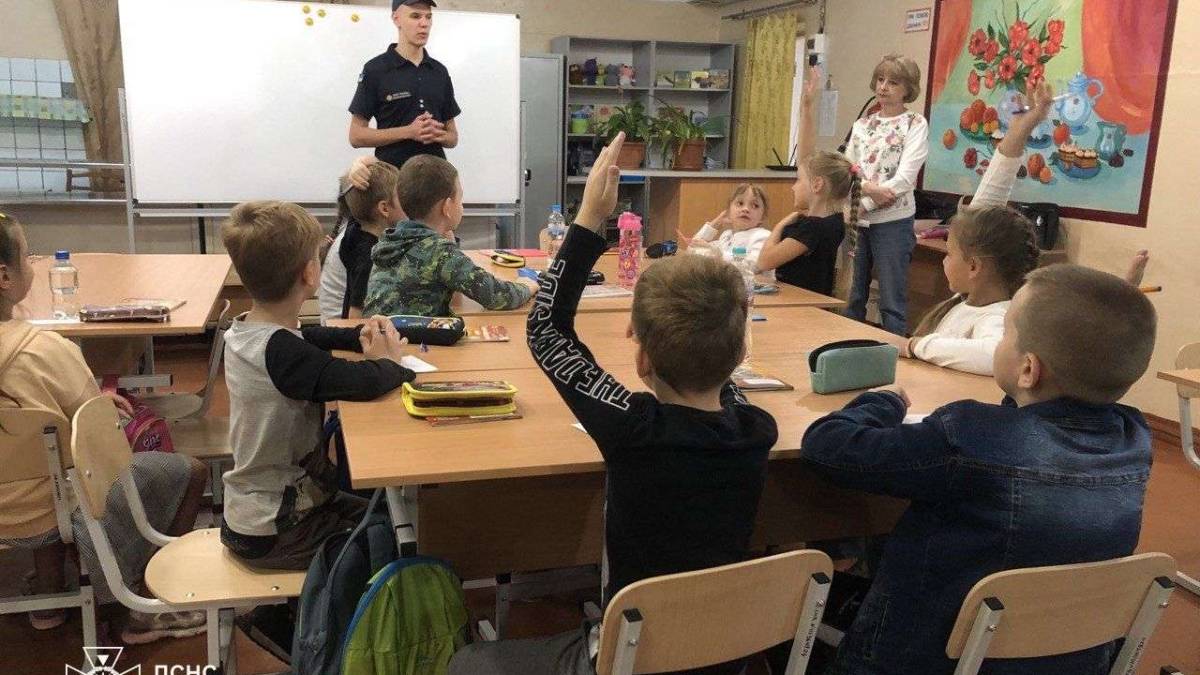 ДСНС спільно з правоохоронцями продовжують навчати учнів та викладачів основам безпечної поведінки