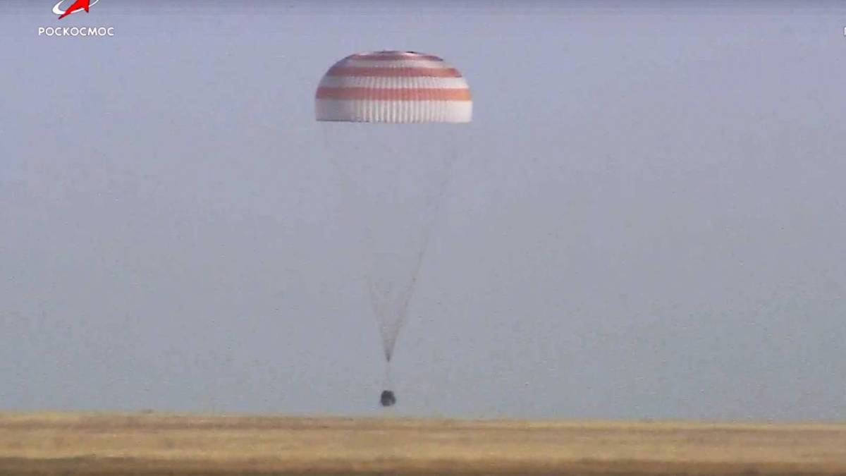З  МКС  на Землю повернулася Капсула «Союз» з двома  росіянами й одним американцем