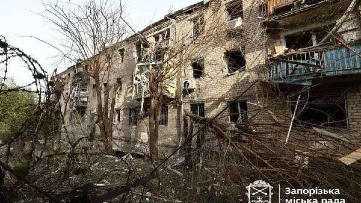 російські ракетні удари нищать житлові квартали Запоріжжя