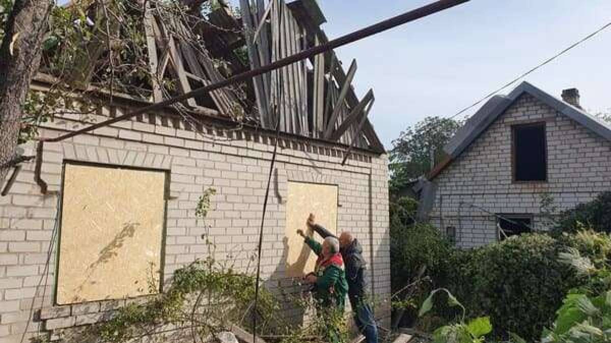 Комунальники Запоріжжя вже “закрили” вікна в 139 будинках, постраждалих від обстрілів, використавши 1357 листів OSB