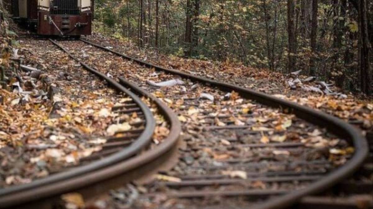 На залізничних станціях Запоріжжя змінено рух поїздів через ворожу атаку – які поїзди затримуються