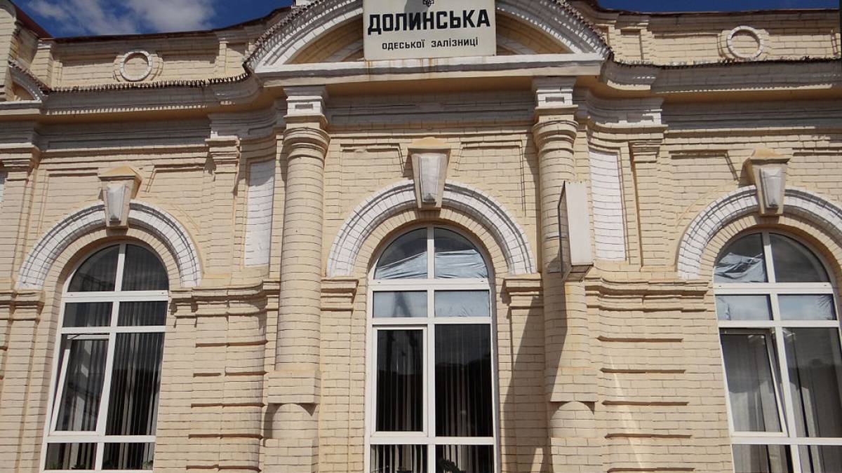 Пасажирів поїзда Київ-Херсон транспортують автобусами до Херсона та Миколаєва
