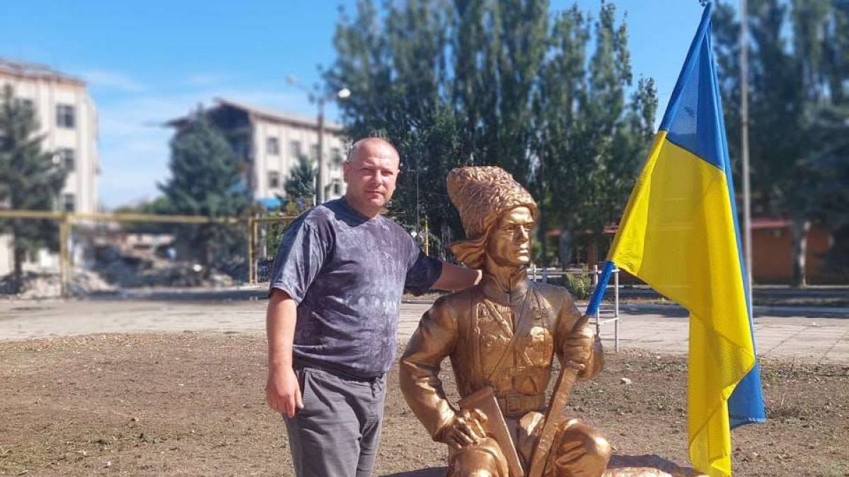 У прифронтовому Гуляйполі на Запоріжжі відновили пам’ятник Нестору Махну
