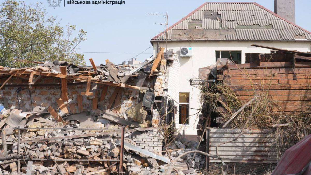 Ще фото наслідків сьогоднішнього удару росіян по Запоріжжю
