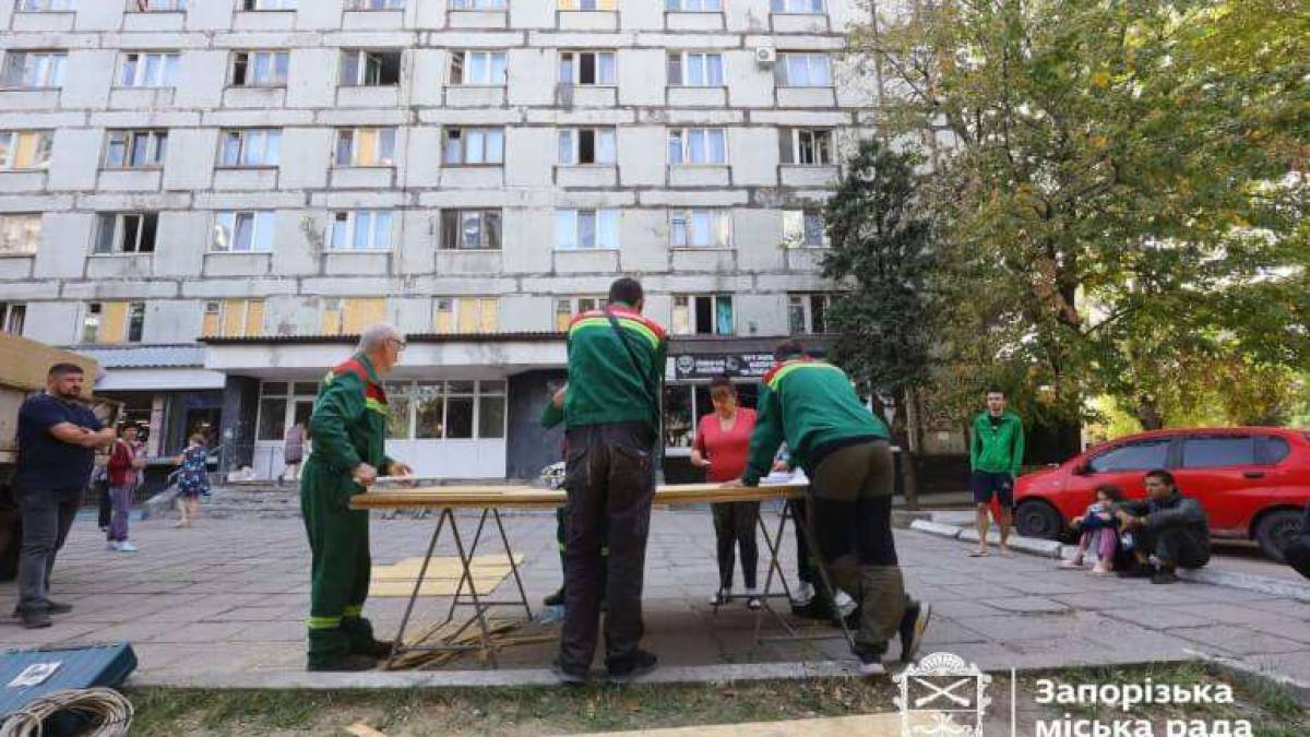 Продовжується ліквідація наслідків учорашньої російської атаки на Запоріжжя