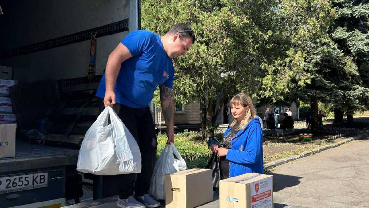 На Запоріжжі вимушеним переселенцям роздали продуктові набори з Німеччини (фото)