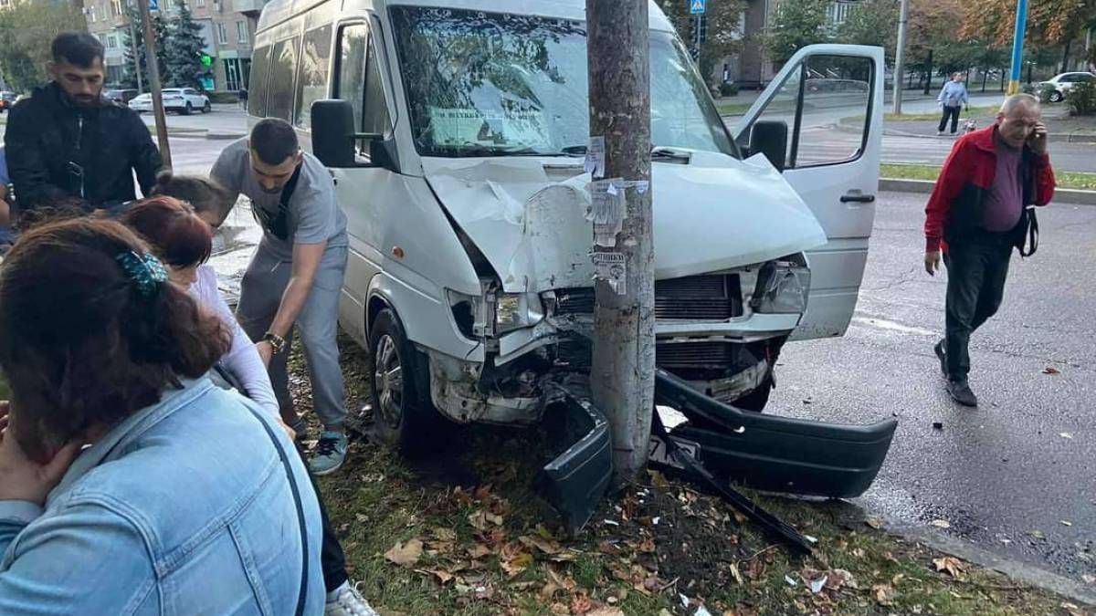 Запорізька машрутка під час віражу врізалась у стовп: враження пасажира