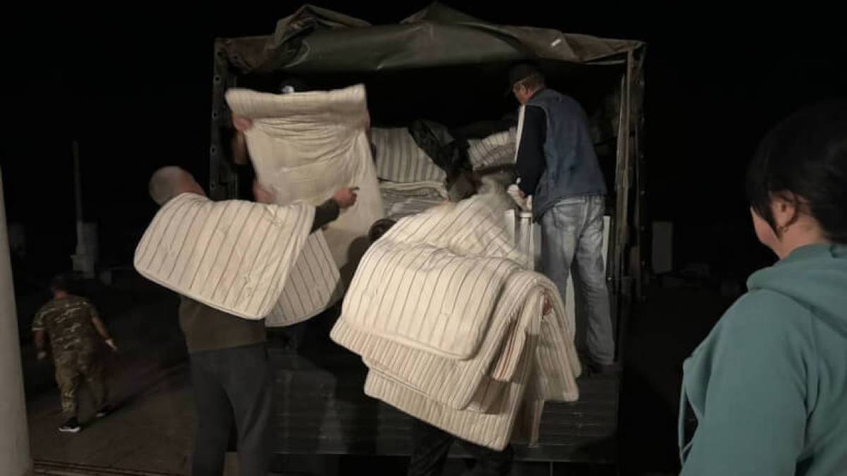 Гуманітарка з душком: у Бердянський район рашисти привезли беушні матраци