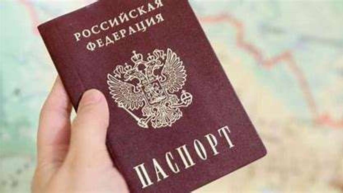 В окупованому Мелітополі експосадовець міграційної служби особисто видавав російські паспорти