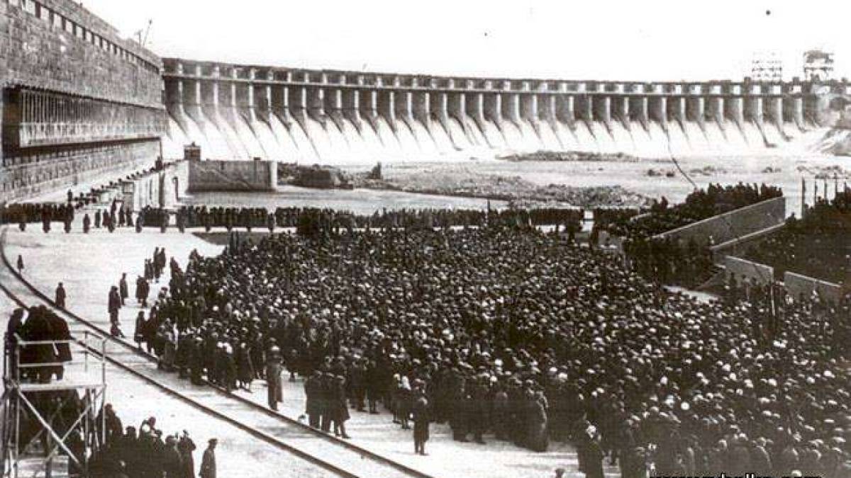 10 жовтня  (1932 рік) — у Запоріжжі запускають Дніпрогес