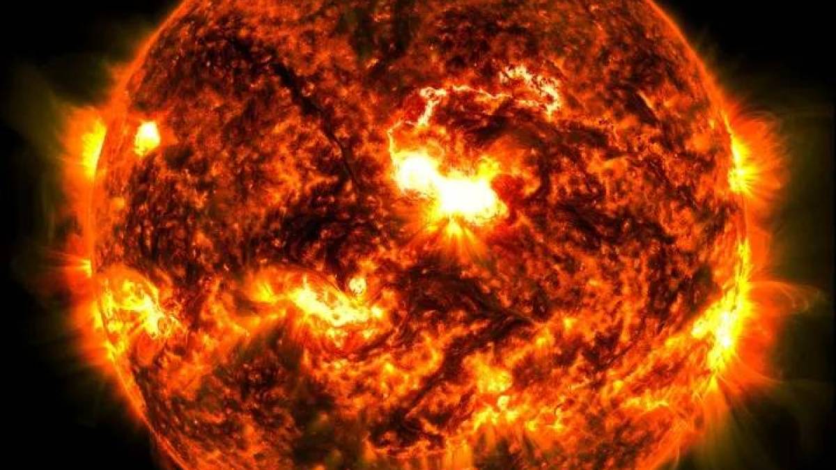 Сонце викидає сильний сонячний спалах