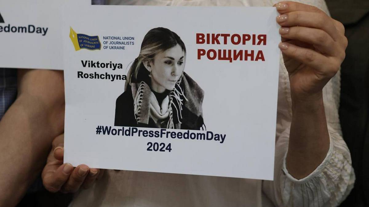 У Києві вшанували пам’ять української журналістки Вікторії Рощиної, яка загинула в російському полоні