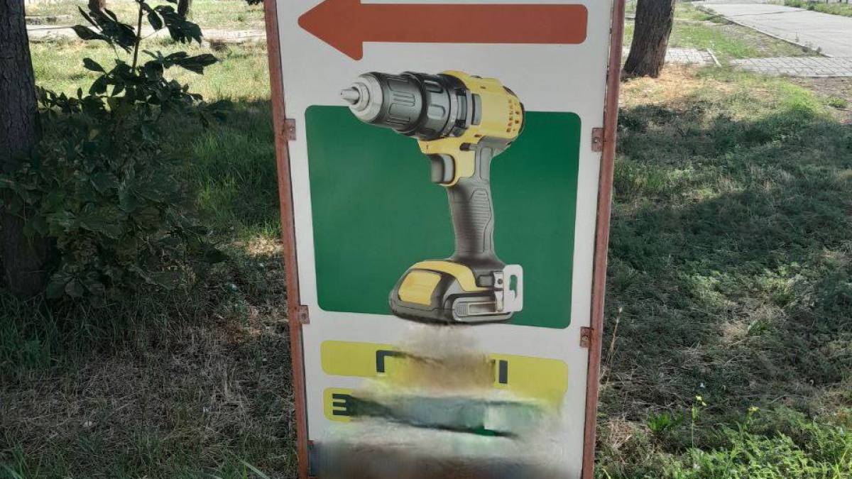 З вулиць Запоріжжя прибирають незаконну рекламу